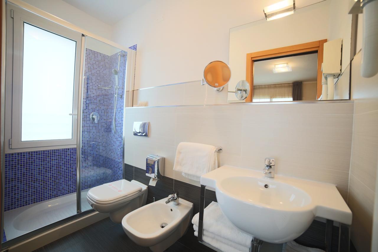 Hotel Caribia Pinarella Cervia Buitenkant foto