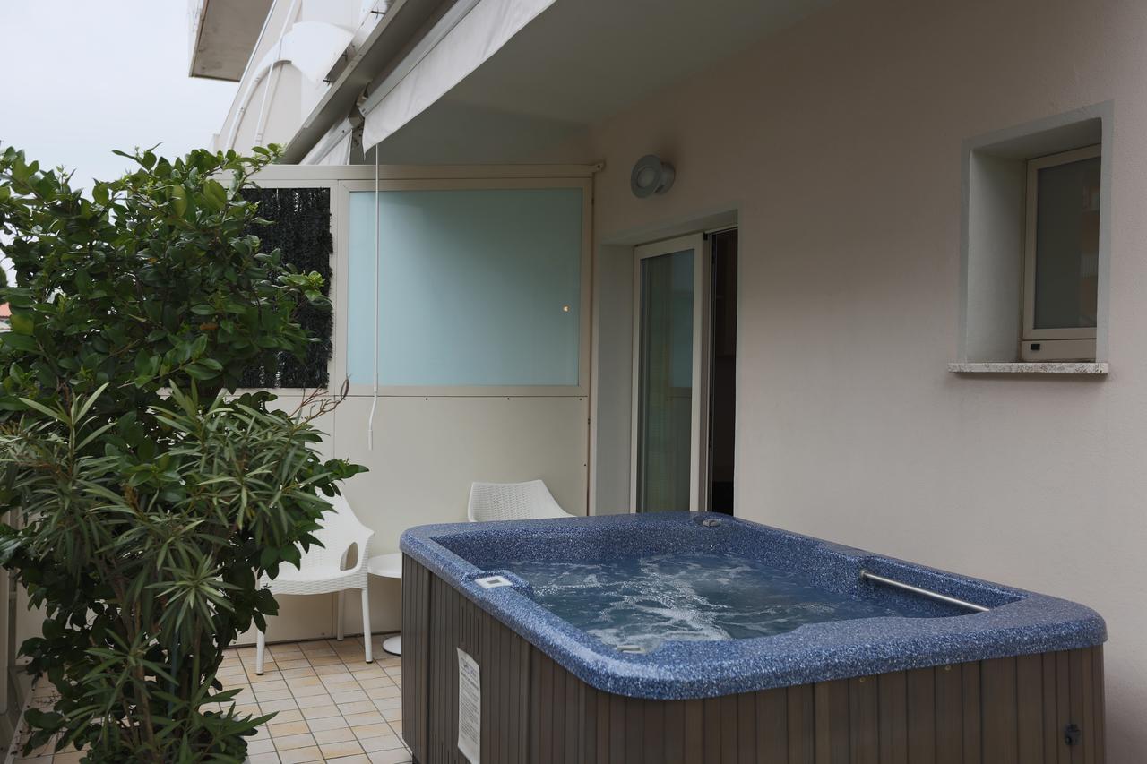 Hotel Caribia Pinarella Cervia Buitenkant foto